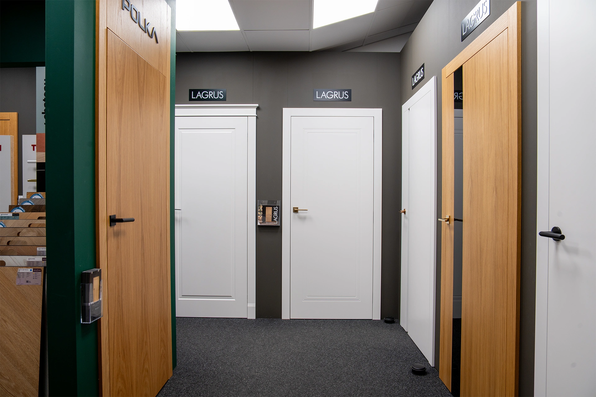 System drzwi ukrytych w korytarzu