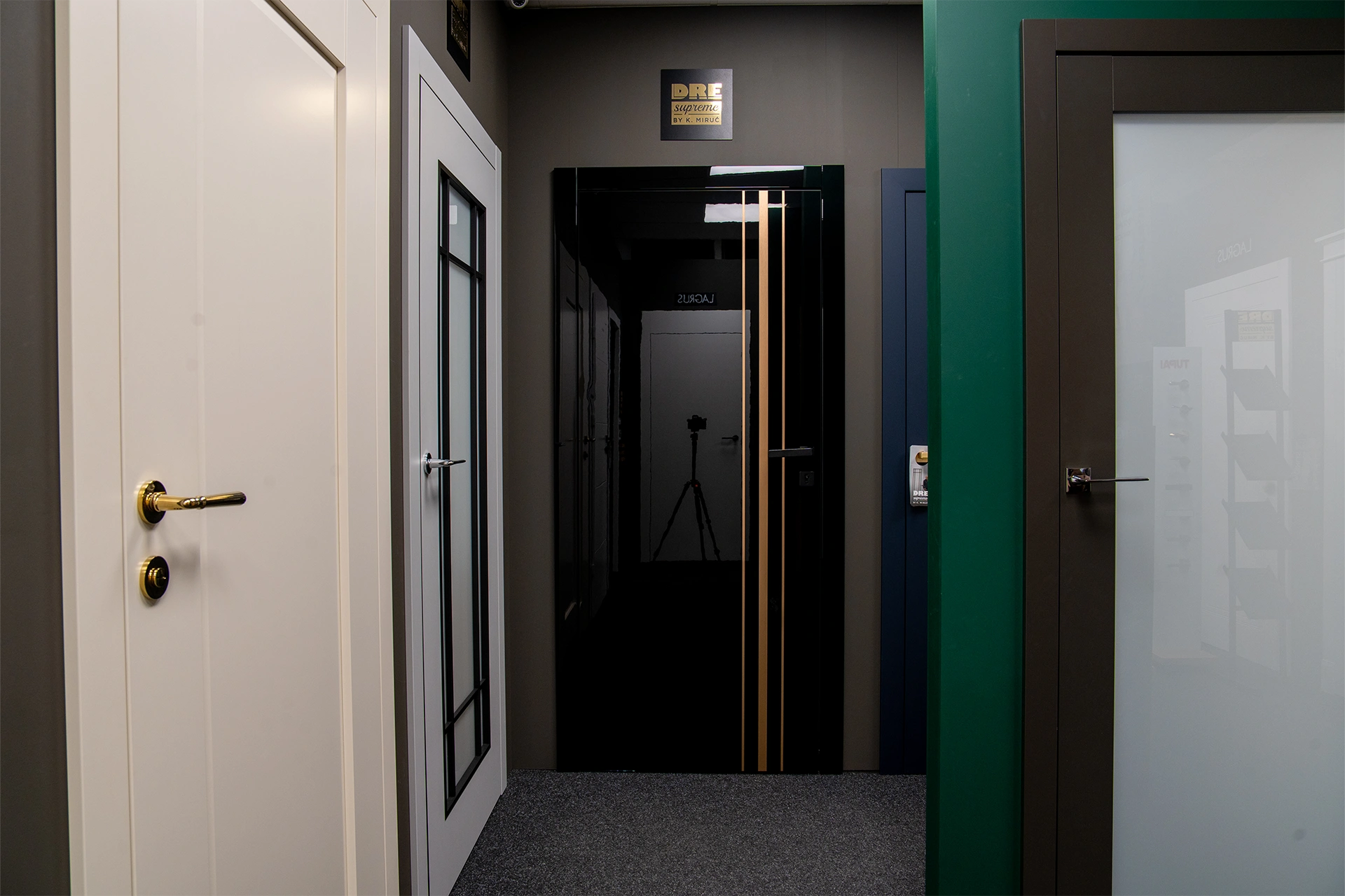 System drzwi ukrytych w korytarzu